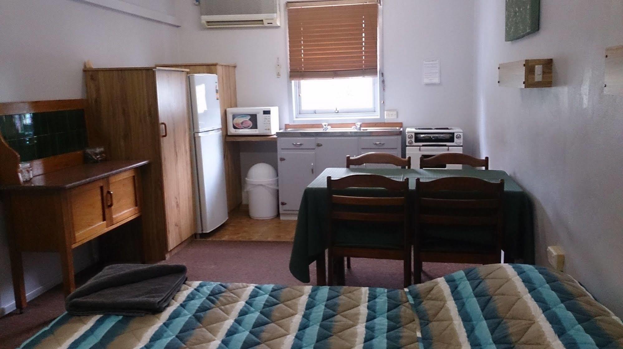 Granite Belt Motel Станторп Экстерьер фото